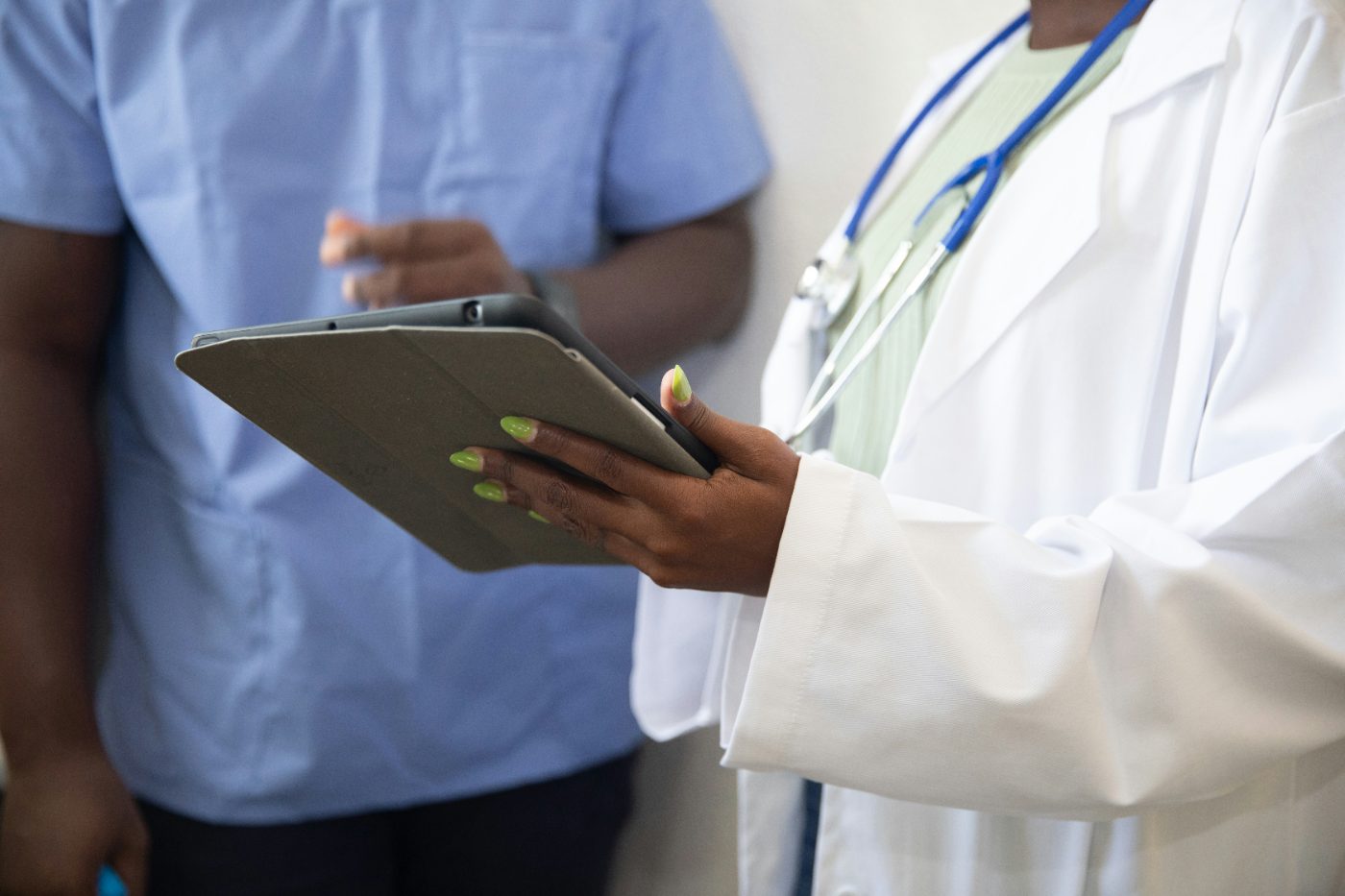 Profesional de la salud consultando la historia clínica en una tableta